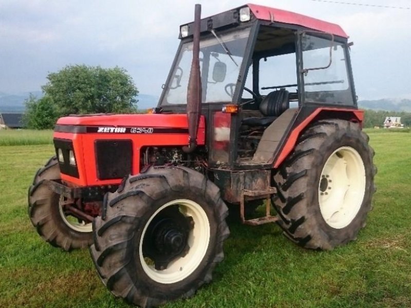 Oldtimer-Traktor del tipo Zetor 6245, Neumaschine en . (Imagen 1)