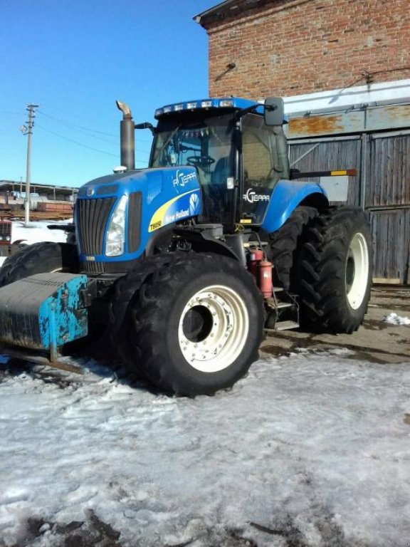 Oldtimer-Traktor of the type New Holland T8050, Neumaschine in Балаклея (Picture 1)