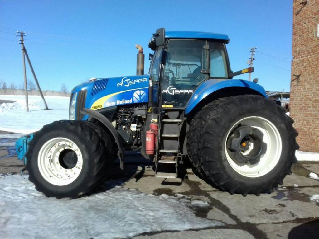 Oldtimer-Traktor van het type New Holland T8050, Neumaschine in Балаклея (Foto 3)