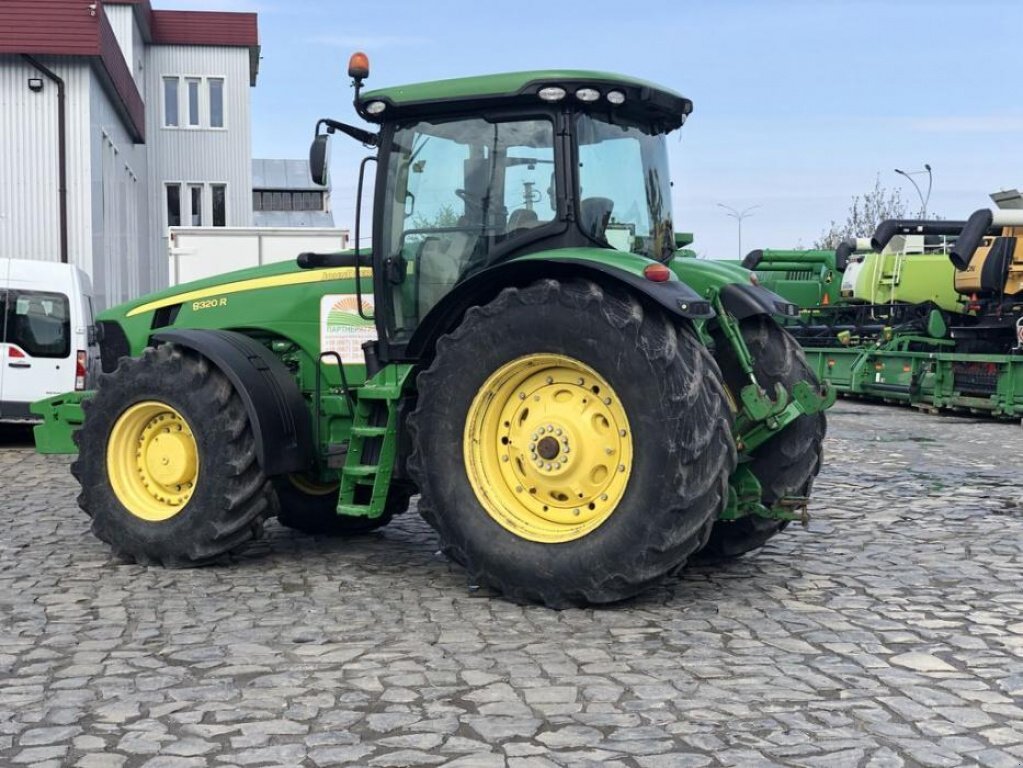 Oldtimer-Traktor des Typs John Deere 8320R, Neumaschine in Рівне (Bild 3)