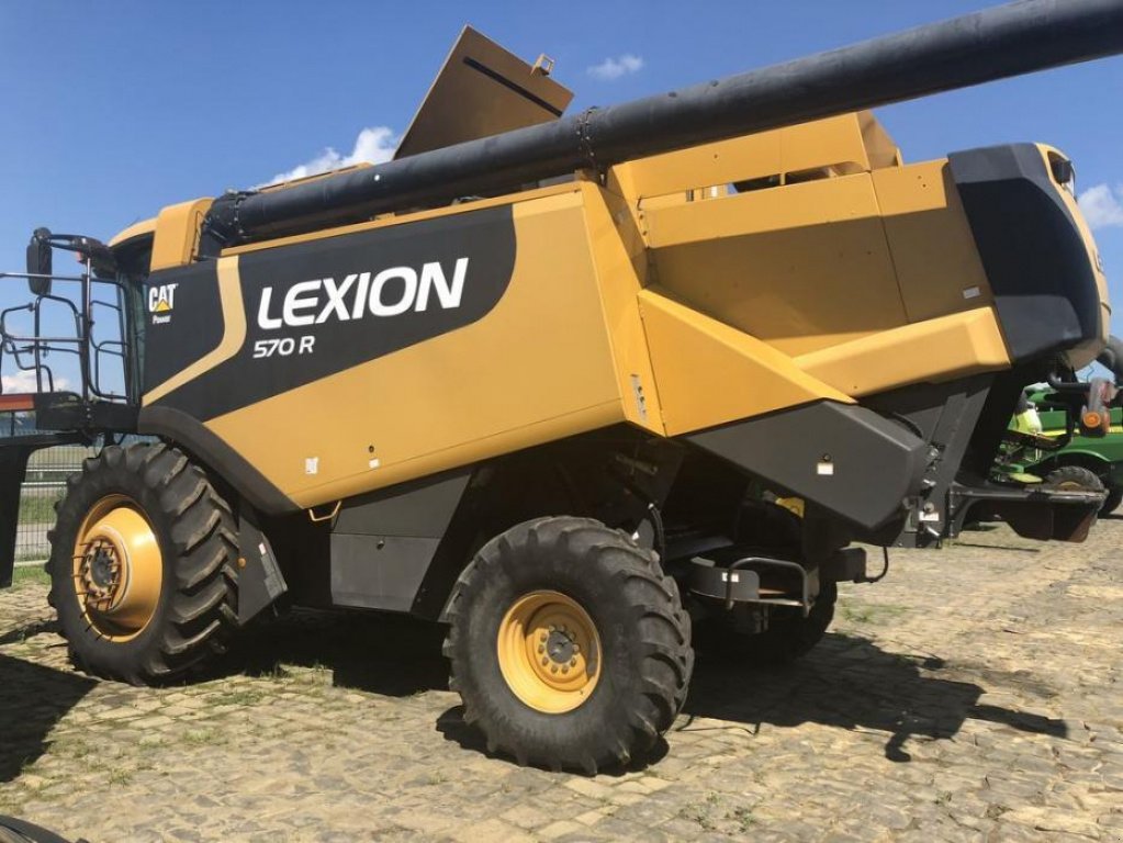 Oldtimer-Mähdrescher of the type Caterpillar Lexion 570 R, Neumaschine in Рівне (Picture 1)