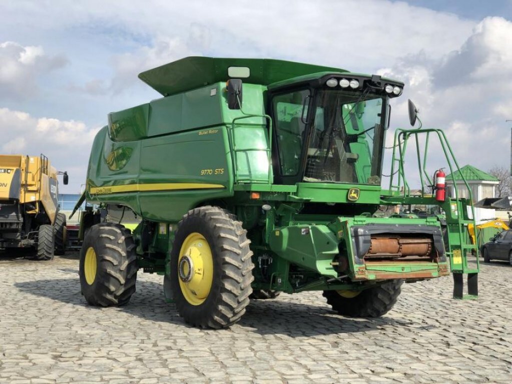 Oldtimer-Mähdrescher van het type John Deere 9770 STS, Neumaschine in Рівне (Foto 1)