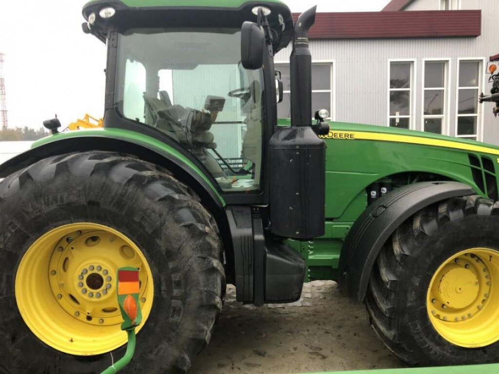 Oldtimer-Traktor van het type John Deere 8335R, Neumaschine in Рівне (Foto 7)