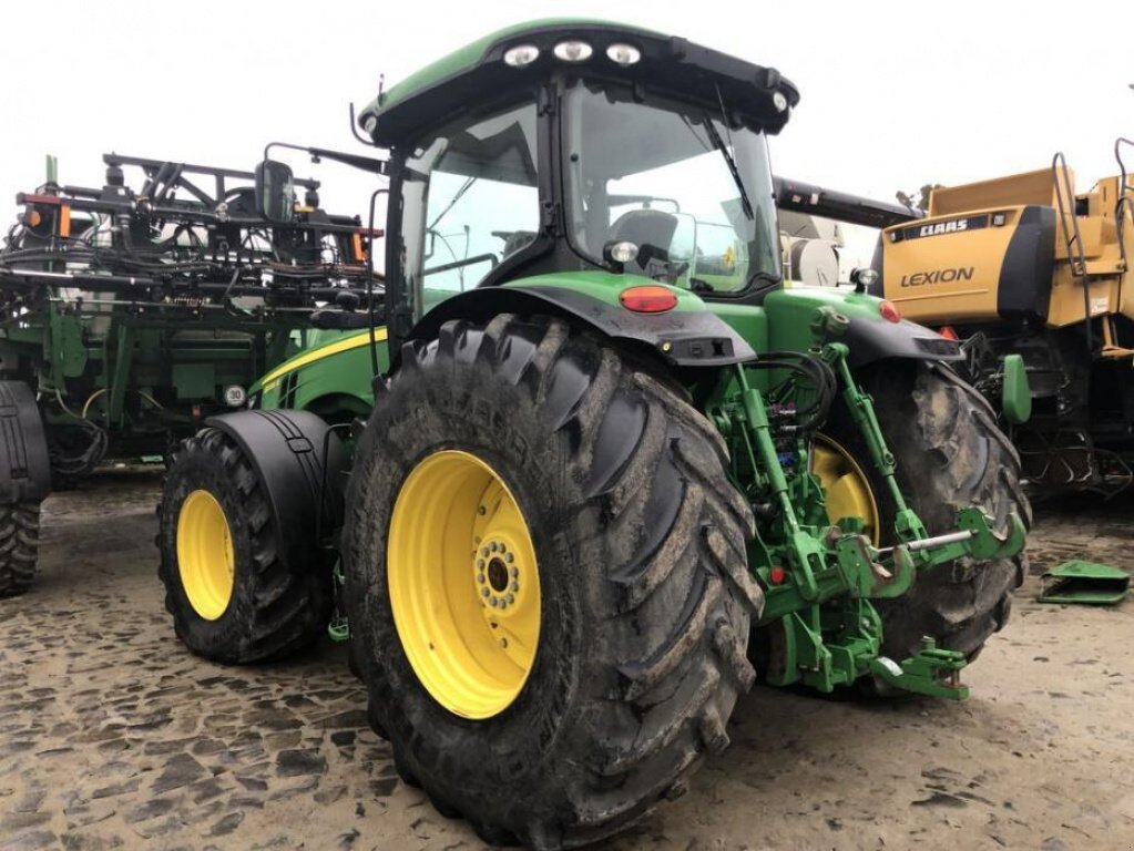 Oldtimer-Traktor van het type John Deere 8335R, Neumaschine in Рівне (Foto 10)