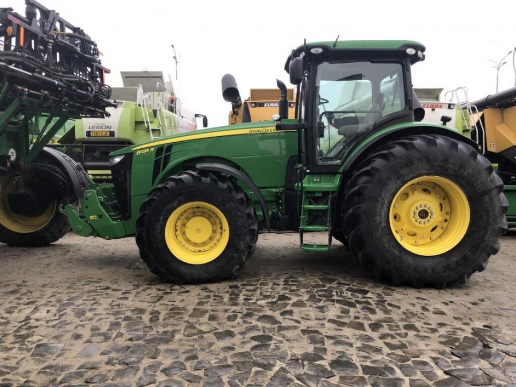 Oldtimer-Traktor van het type John Deere 8335R, Neumaschine in Рівне (Foto 11)