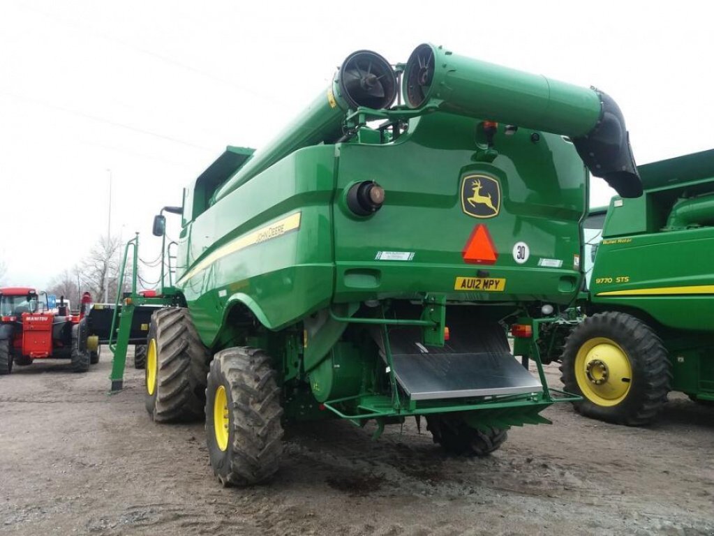 Oldtimer-Mähdrescher van het type John Deere S680, Neumaschine in Путрівка (Foto 9)