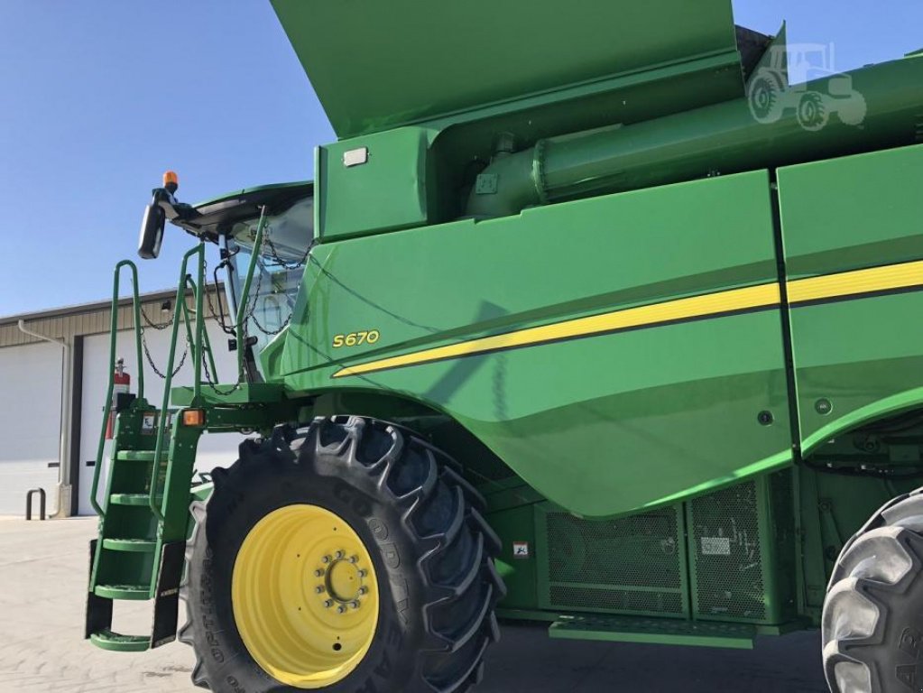 Oldtimer-Mähdrescher of the type John Deere S670, Neumaschine in Путрівка (Picture 11)