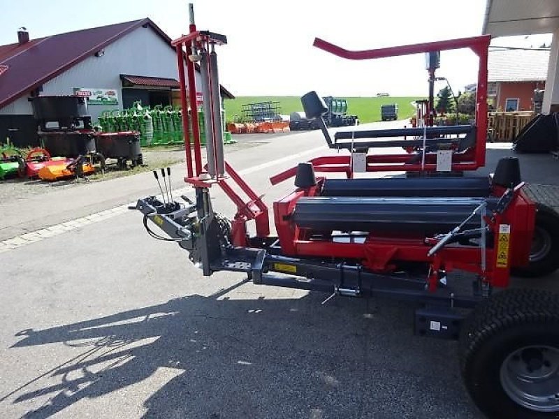 Ballenwickler tip Metal-Fach Z 577 Wickelgerät -Neue Version -  Sonderpreis -Sondermodell mit Breitreifen - mit Seitenlader- mit Ballenaufsteller, Neumaschine in Neureichenau (Poză 2)