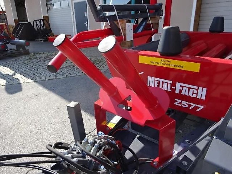 Ballenwickler del tipo Metal-Fach Z 577 Wickelgerät -Neue Version -  Sonderpreis -Sondermodell mit Breitreifen - mit Seitenlader- mit Ballenaufsteller, Neumaschine In Neureichenau (Immagine 12)