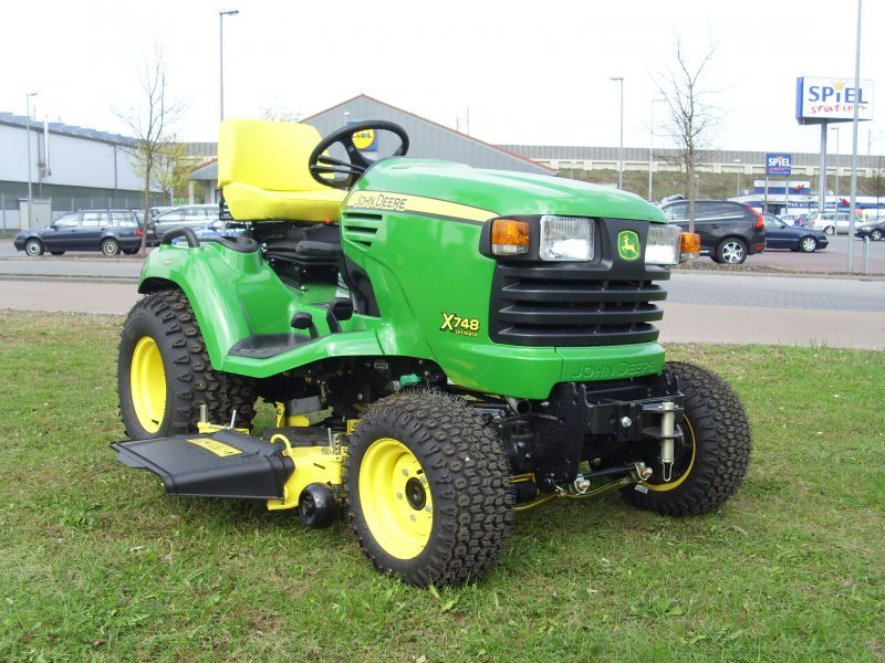 Municipal tractor John Deere X748 - technikboerse.com