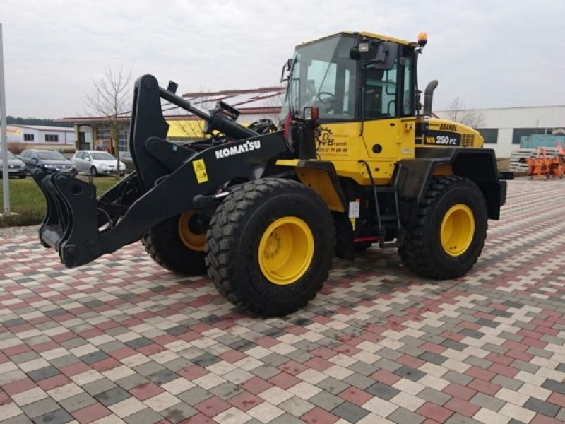 Komatsu WA 250 Wheel loader - technikboerse.com